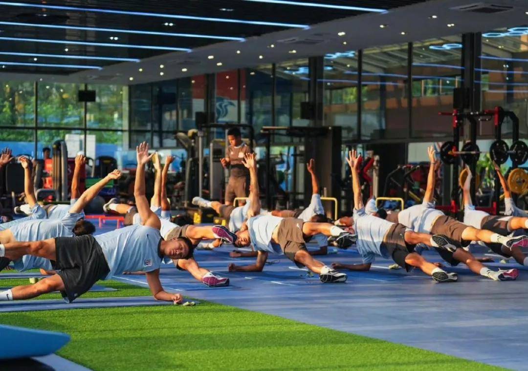 包含清晨体能课后,上海申花战术微调备战CBA常规赛,球迷炸锅,赛程密集仍需轮换的词条 包含清晨体能课后,上海申花战术微调备战CBA常规赛,球迷炸锅,赛程密集仍需轮换的词条